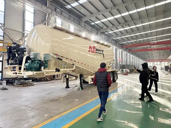 Welcome Kazakhstani clients to visit the bulk cement tank semi trailer workshop