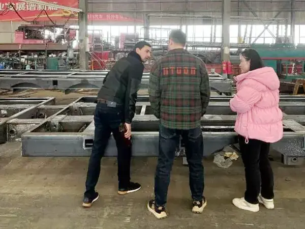 Welcome customers to visit flatbed semi trailer workshop