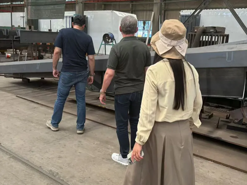 Record of the Central Asian customer's purchase of low-bed semi-trailer project