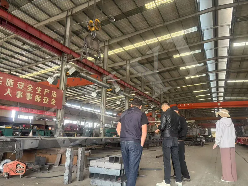 The batch of three-axle low-bed semi-trailers destined for Benin stands out for its remarkable load-bearing capabilities.