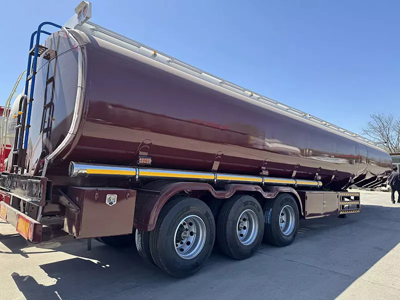 Mali customers purchased 15 oil tank semi-trailers for cross-border transportation of refined oil from our company.