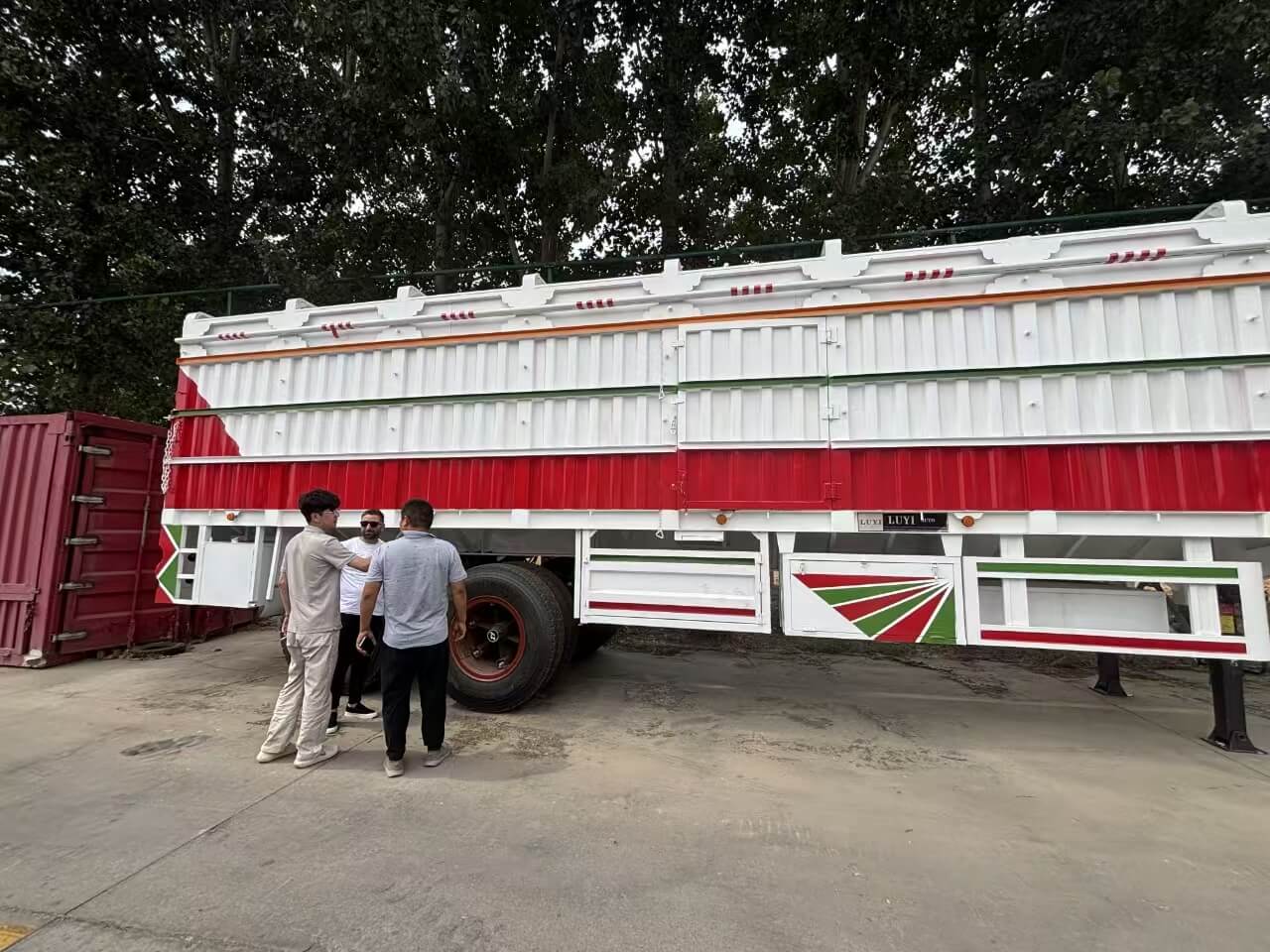 Sudanese customers visited Lu Yi Company to purchase 2 axle drop side suspension vehicles