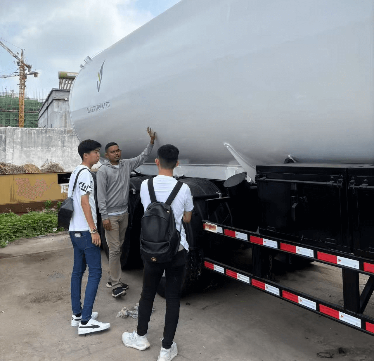 Customers from Liberia visited the Luyi factory and purchased three  axle oil tank semi  trailers.