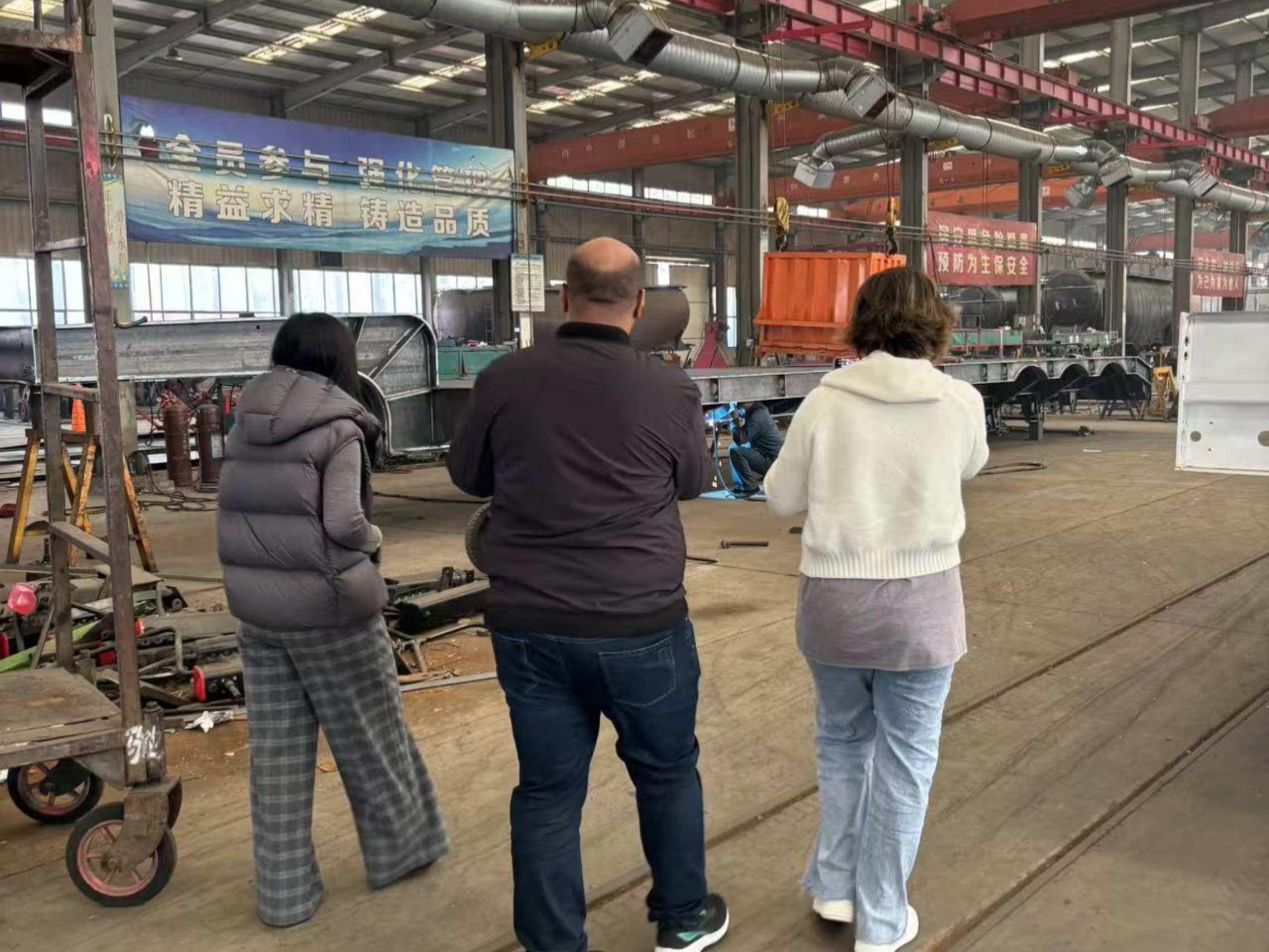 Customers from Algeria visited the Luyi factory and purchased a three  axle flatbed semi  trailer.