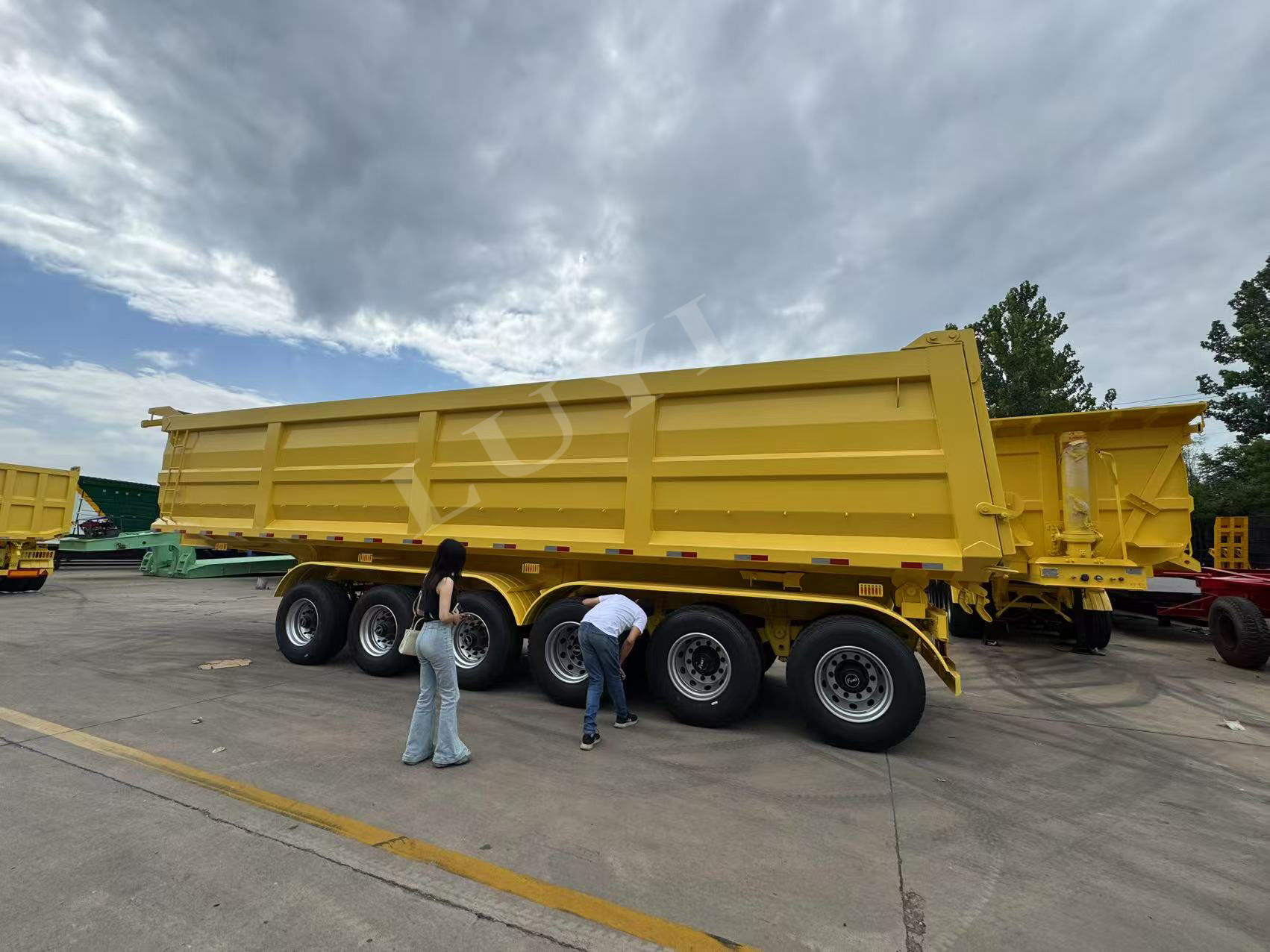Saudi customers conduct on - site inspection of 30  cubic  meter cement tank trucks and efficiently reach a cooperation order