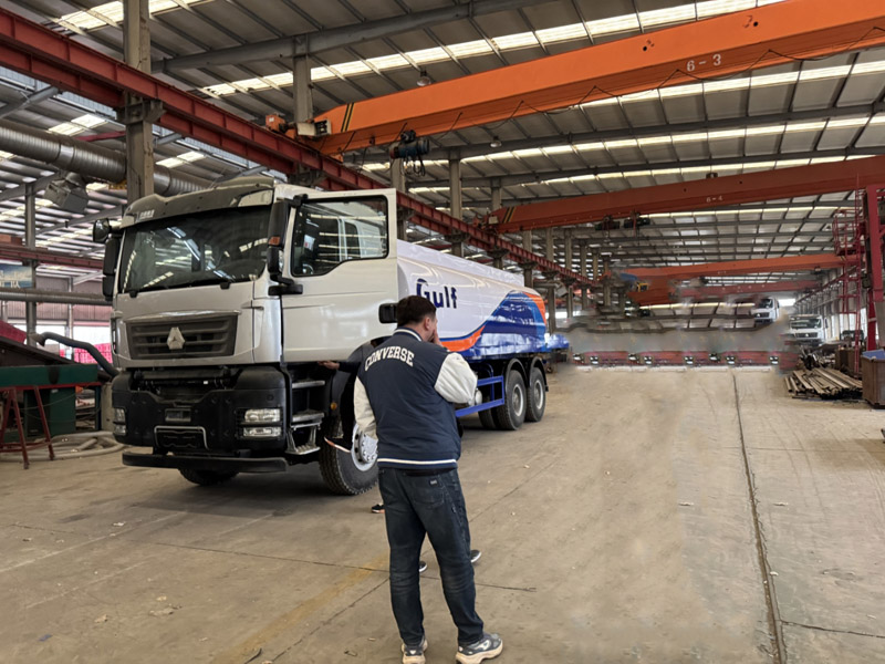 Luyi Factory Welcomes Kyrgyzstani Customers. After an On site Inspection, the Purchase of oil tank truck is Successfully Completed