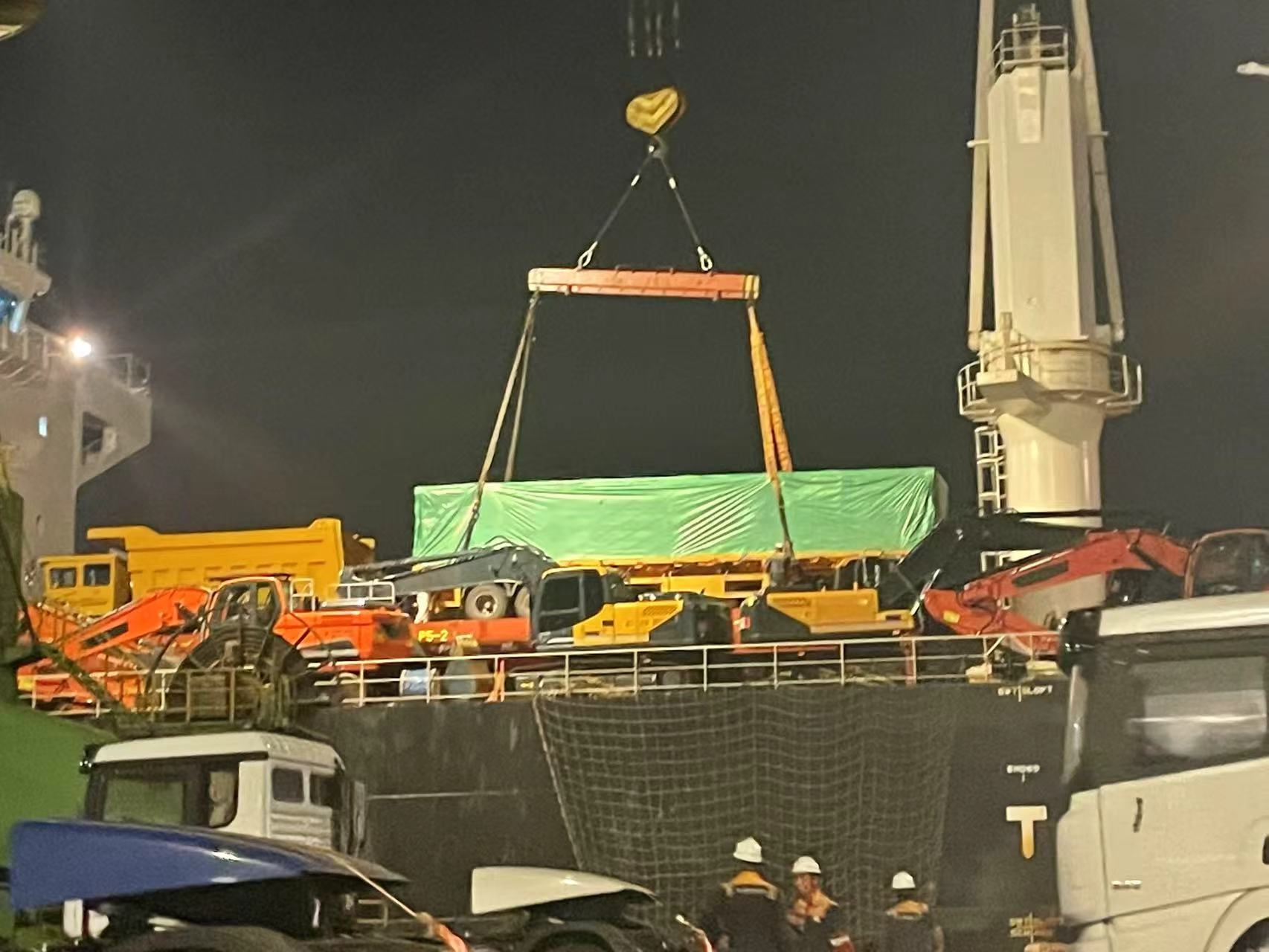 Set Sail for Ghana! Three Flat Semi  trailers of LuYi Successfully Loaded onto the Ship