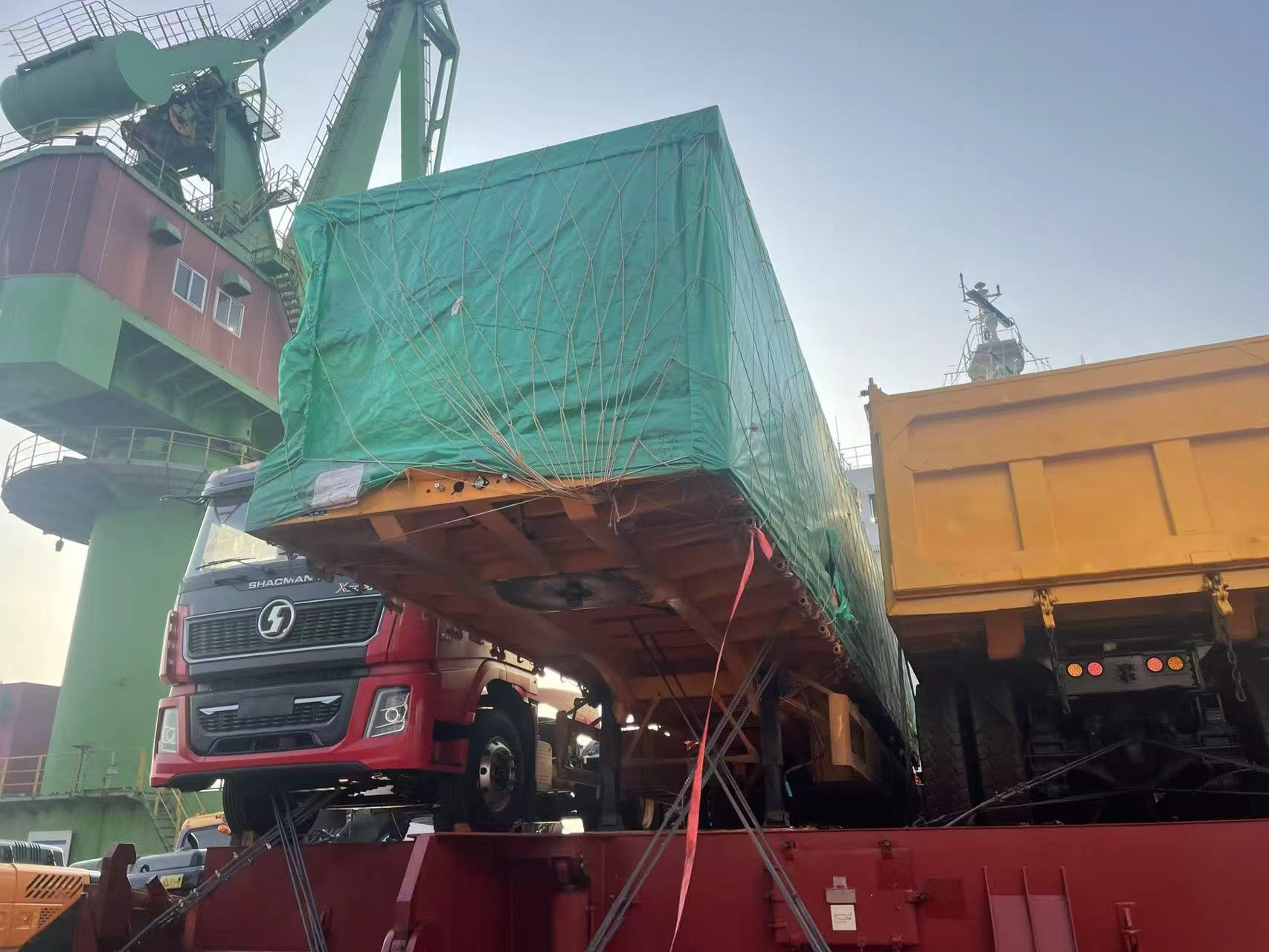 New cross-border transportation order! Luyi 3-axle 4-foot flatbed semi-trailer sets sail for Kazakhstan