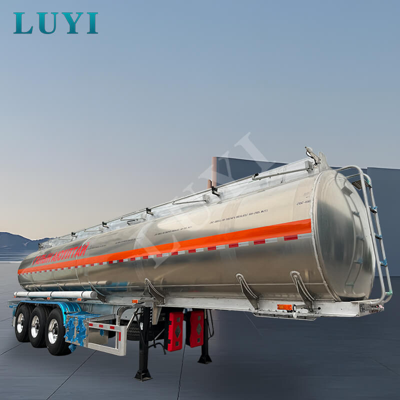 Luyi 3-axle aluminum alloy oil tank truck sets off, with efficient transportation capacity rushing to assist Turkmenistan