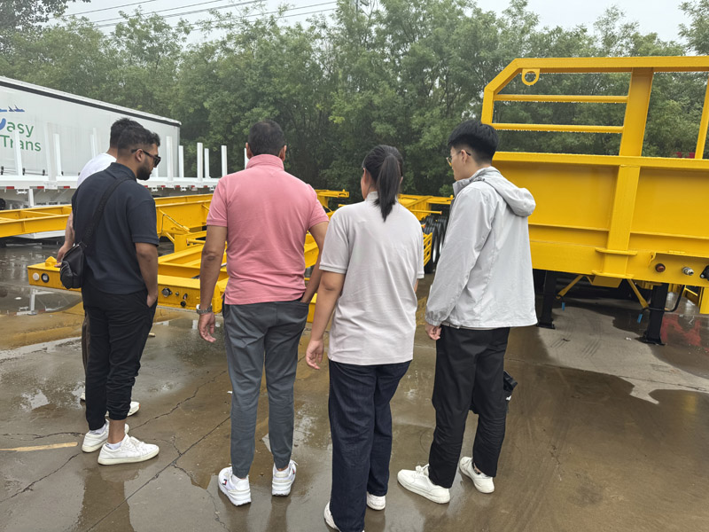 Luyi Factory Receives South African Merchants, Flatbed Semi-Trailers Attract Cooperation Intentions