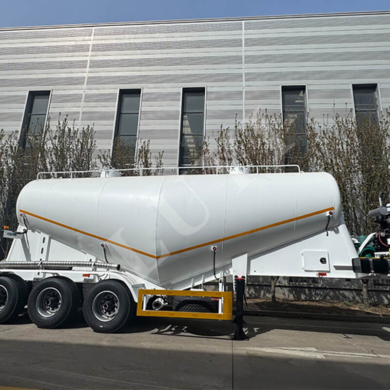 Empowering China-Senegal logistics cooperation, Luyi 3-axle oil tank semi-trailers shipped to Senegal