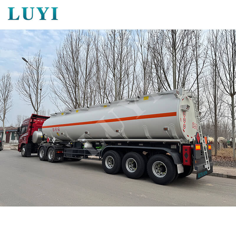 Luyi 3-axle 3000-liter oil tank semi-trailer shipped to Senegal, helping local energy transportation