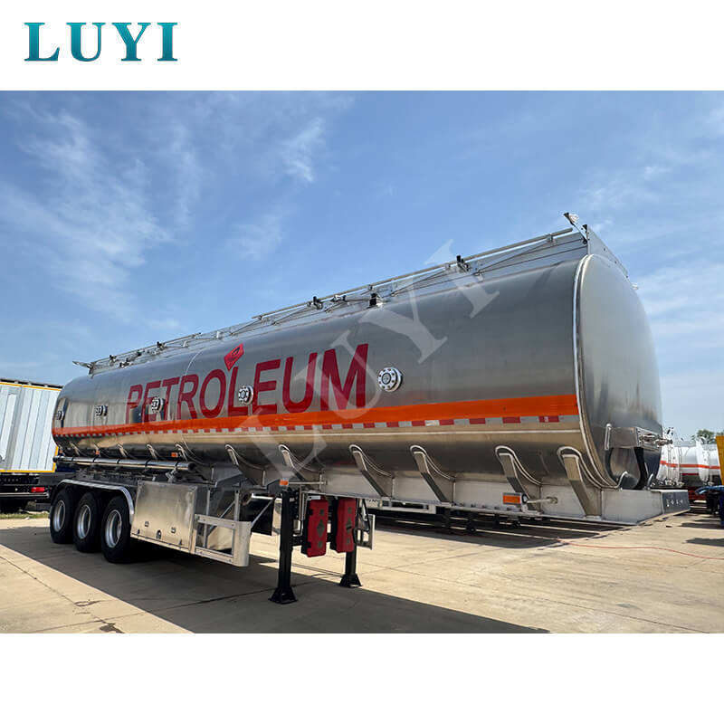 Luyi 3-axle carbon steel 40,000-liter oil tank semi-trailer successfully shipped to Turkmenistan