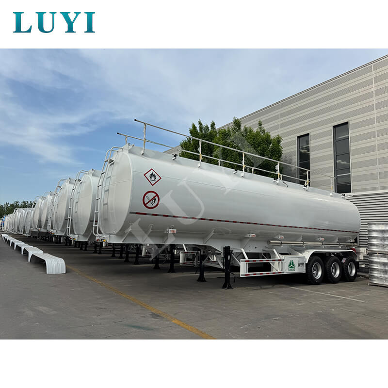Our 3-axle fuel tanker truck was successfully sent to Oman to help the local logistics supply chain