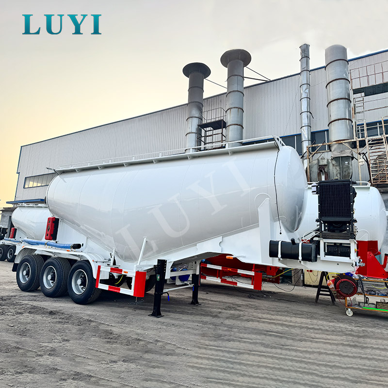 LUYI Service escorts cross-border transportation! Customized 3-axle powder tank semi-trailers set off for Pakistan