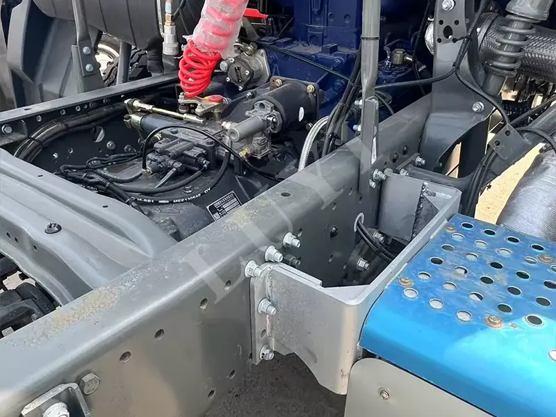 Blue HOWO Tractor