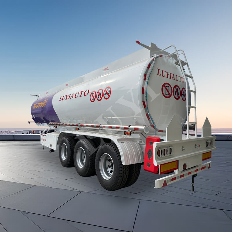 Triaxial 30,000-liter oil tank semi-trailer